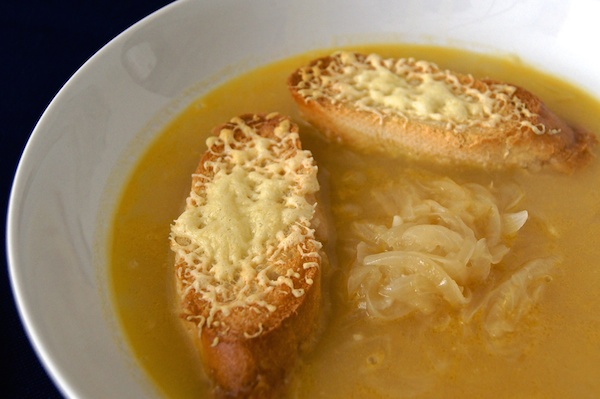 Receta de sopa de cebolla gratinada
