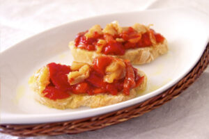 Ensalada de bacalao con pimientos rojos asados