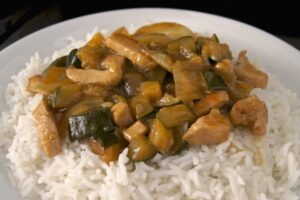 Chop suey de pollo con verduras y arroz