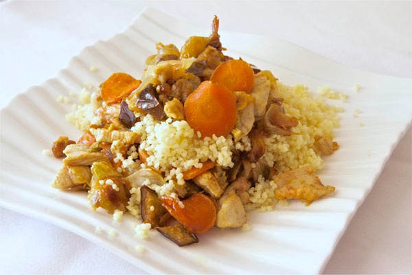 Cous cous o cuscus con verdura y pollo
