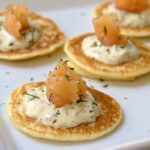 Blinis con salmón