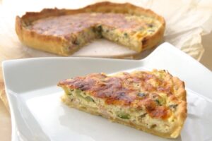 Quiche de jamón, queso y calabacín