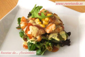 Ensalada de pollo a la plancha con piña, salsa agridulce y leche de coco al curry