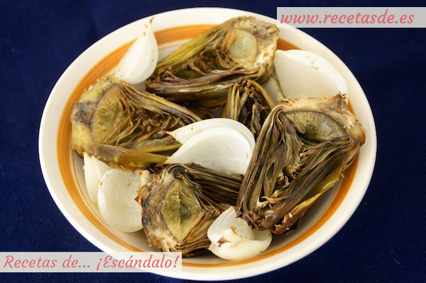 Alcachofas asadas al horno con cebolla