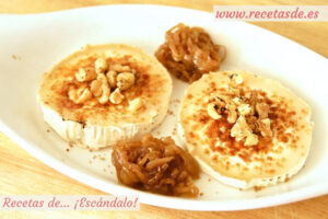 Queso de cabra con cebolla caramelizada y nueces