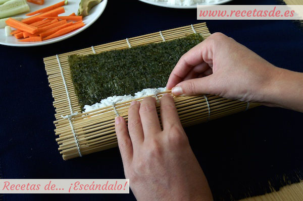 Enrrollando el maki sushi con la esterilla de bambú