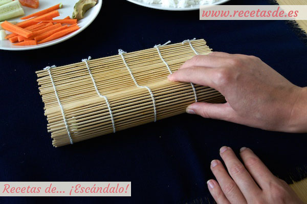 Enrrollando el maki sushi