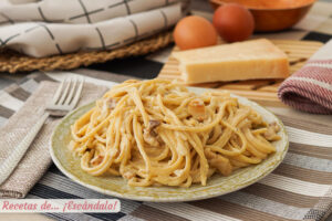 Espaguetis a la carbonara con nata, súper cremosos y ricos