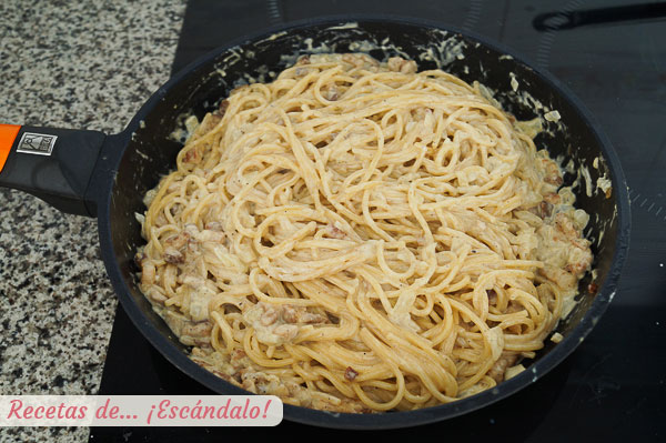 Espaguetis a la carbonara con nata caseros