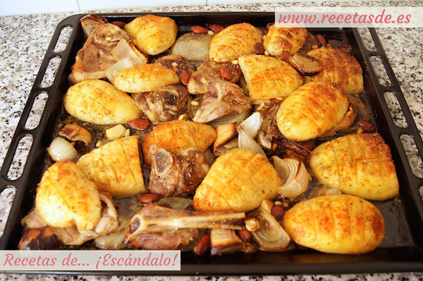 Cómo preparar asado de chuletas de cordero al horno con patatas y almendras