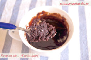 Mug cake: brownie de chocolate y nueces al microondas en taza