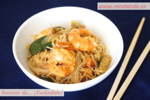 Fideos de arroz chinos con gambas y verduras