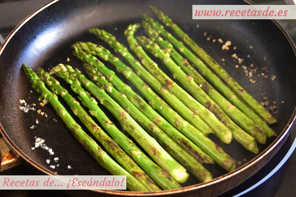 Como hacer la receta de Receta de esparragos verdes a la plancha con salsa romesco y rollitos de tortilla