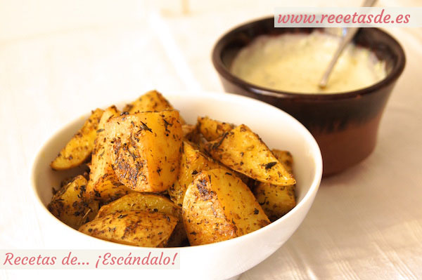 Patatas deluxe o patatas gajo asadas al horno, con su salsa
