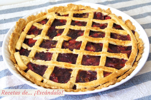 Receta de tarta de cerezas americana o Cherry Pie recién horneada
