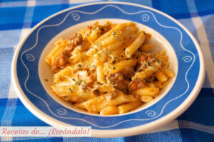 Macarrones con chorizo, tomate y queso
