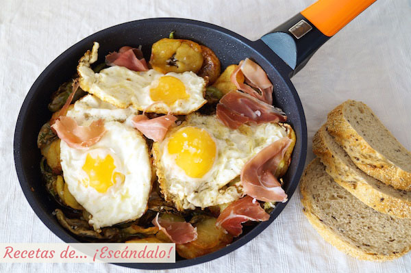 Huevos rotos o huevos estrellados con patatas y jamon