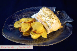 Merluza al horno con patatas panaderas y cebolla