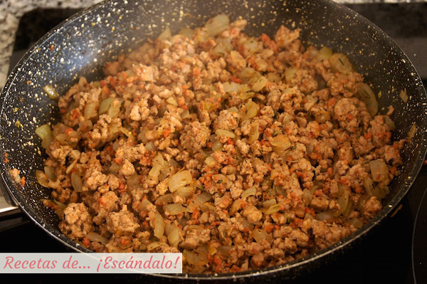 Carne picada con cebolla para las patatas rellenas