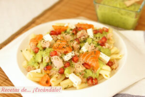 Ensalada de pasta fría con atún y salsa de aguacate