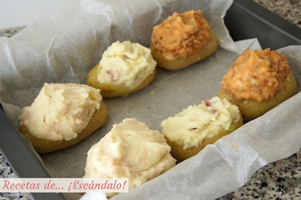 Patatas rellenas listas para hornearse