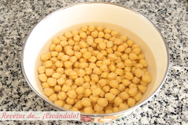 Garbanzos en remojo para falafel
