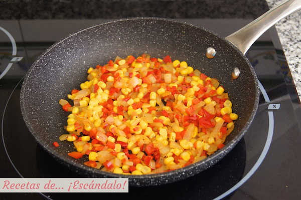 Salteado de cebolla y pimientos para las quesadillas mexicanas caseras