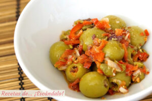 Aceitunas aliñadas con vinagreta de mostaza y pimiento rojo