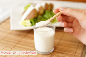 Cómo hacer salsa de yogur casera, ideal para ensaladas, kebab, falafel…