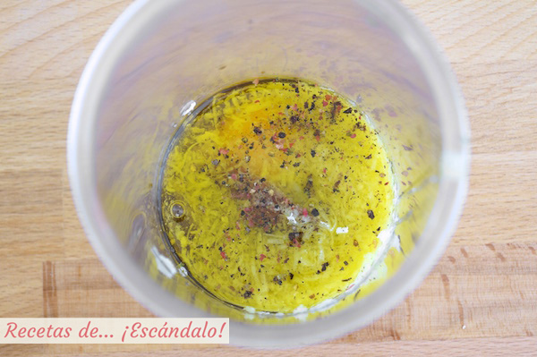 Ingredientes de la salsa cesar en la batidora