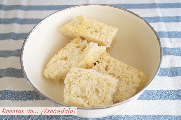 Miga de pan en remojo para el ajoblanco