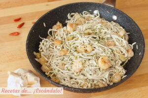 Gulas al ajillo con gambas