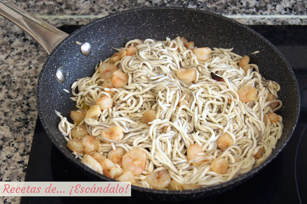 Preparando gulas al ajillo con gambas