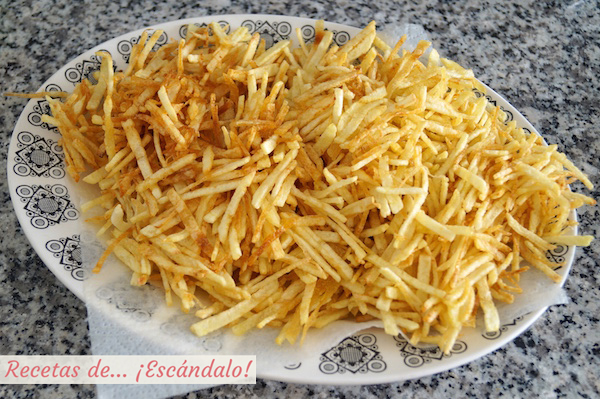 Patatas paja fritas para el bacalao dorado