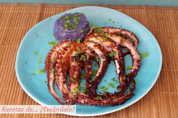 Pulpo a la plancha con pure de patata morada