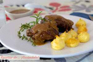 Carrilladas o carrilleras de cerdo al vino tinto