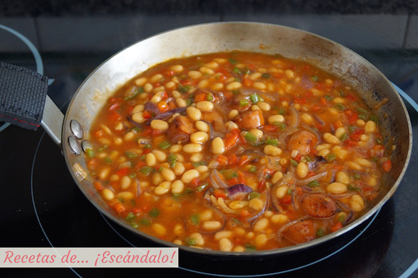 Frijoles con verduras y salsa de tomate