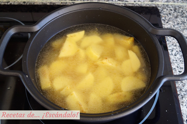 Patatas, cebolla y agua para el caldo verde