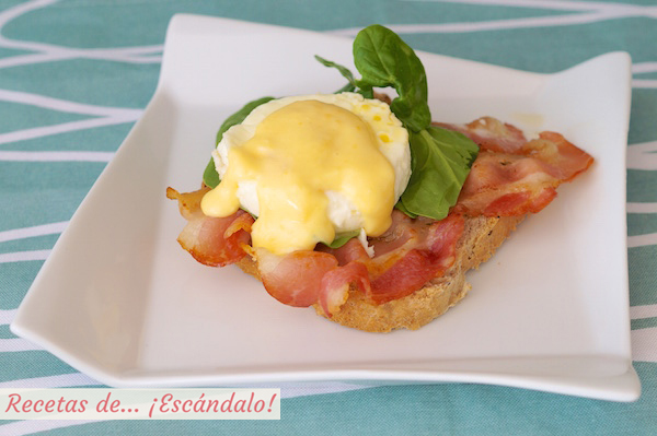 Receta de huevos benedict con salsa holandesa y bacon