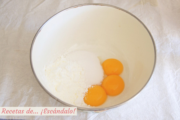 Huevos, azucar y maicena para los pasteles de nata