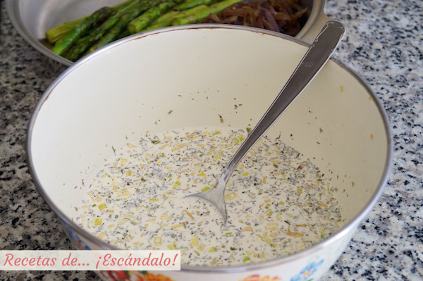 Puerros y nata para la tarta salada de hojaldre