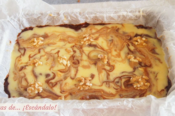 Brownie de chocolate blanco y negro con nueces