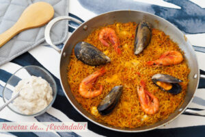 Receta de fideuá de marisco y pescado con alioli de nueces