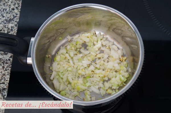 Cebolleta y ajo para las almejas a la marinera