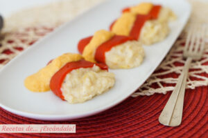 Pimientos del piquillo rellenos de bacalao con salsa de pimientos