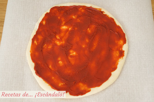 Pizza margarita con tomate concentrado
