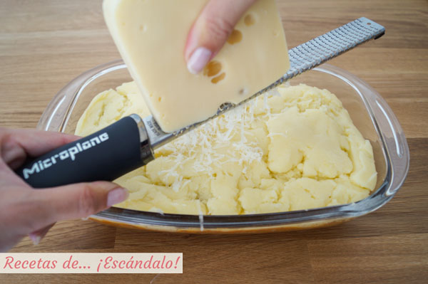 Rallando queso con rallador microplane