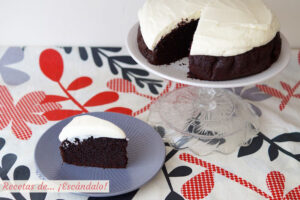 Tarta Guinness de cerveza negra y chocolate con cobertura de queso