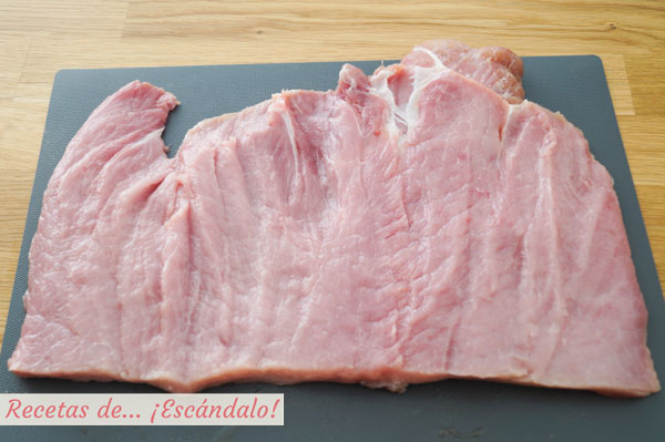 Lomo de cerdo abierto en libro