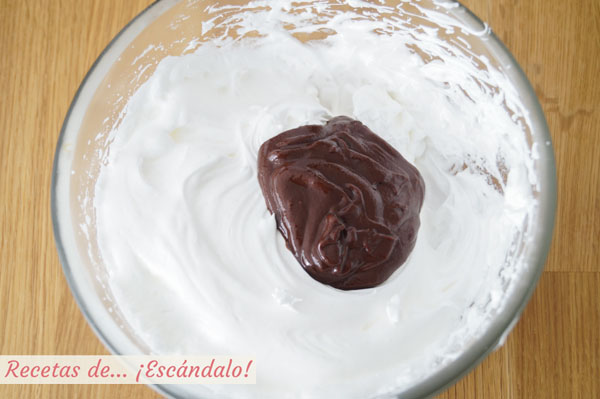 Mezclar chocolate y claras montadas